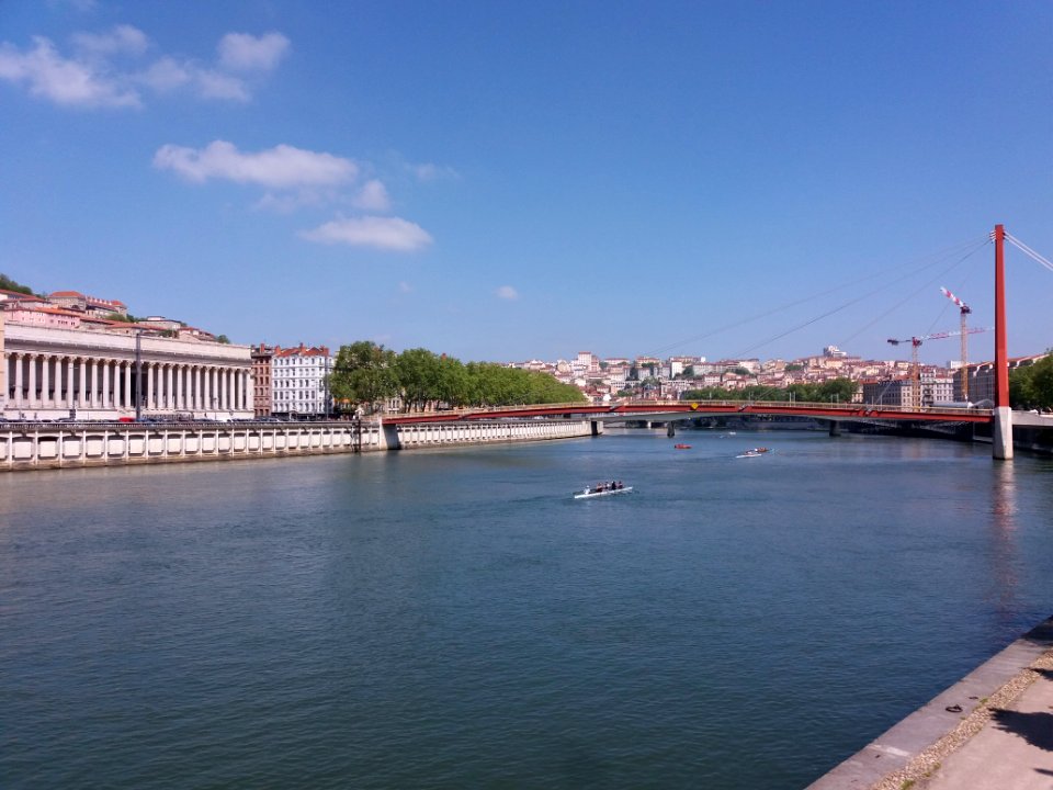 Lyon 2e - Quai Romain Rolland, passerelle du Palais de Justice, vu depuis le quai Saint Antoine