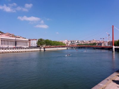 Lyon 2e - Quai Romain Rolland, passerelle du Palais de Justice, vu depuis le quai Saint Antoine