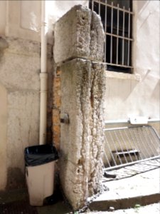 Lyon 2e - Rue des Marronniers, passage au numéro 3bis, ancien pilier (2)