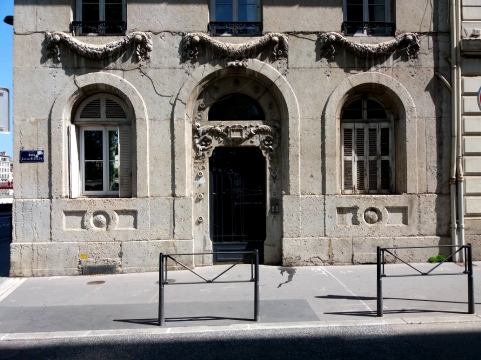 Lyon 2e - Quai Tilsitt, immeuble à l'angle de la rue Clotilde Bizolon, porte et fenêtres