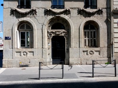 Lyon 2e - Quai Tilsitt, immeuble à l'angle de la rue Clotilde Bizolon, porte et fenêtres