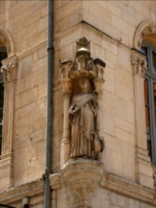 Lyon 2e - Rue de l'Abbaye d'Ainay - Hôtel de l'Abbaye - Statue à l'angle de la place d'Ainay