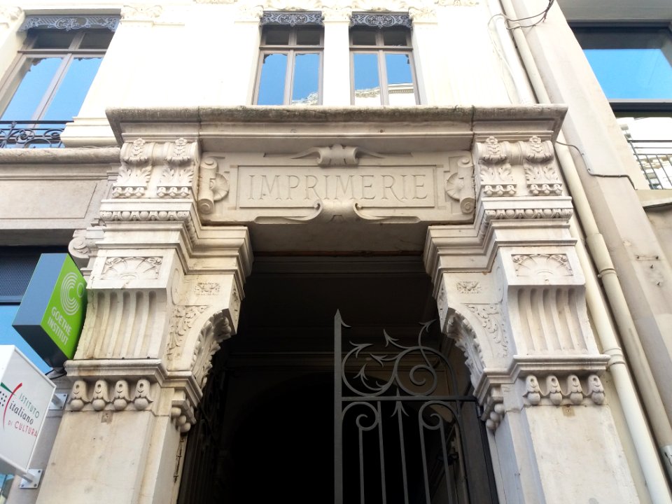 Lyon 2e - Rue Francois Dauphin - Haut du portail au numero 18 - Institut Goethe et Institut Culturel Italien