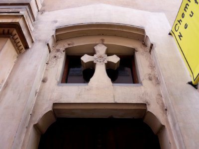 Lyon 2e - Rue Henri IV, chapelle Paul Couturier, haut de porte
