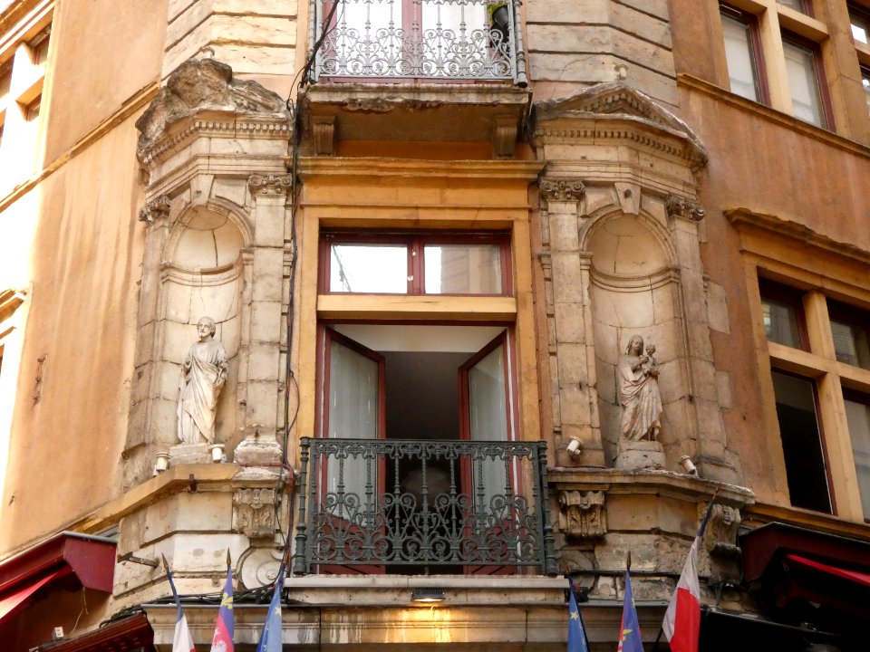 Lyon 2e - Rue Mercière - Statues de saint Joseph et Vierge à l'Enfant, à l'angle de la rue de la Monnaie