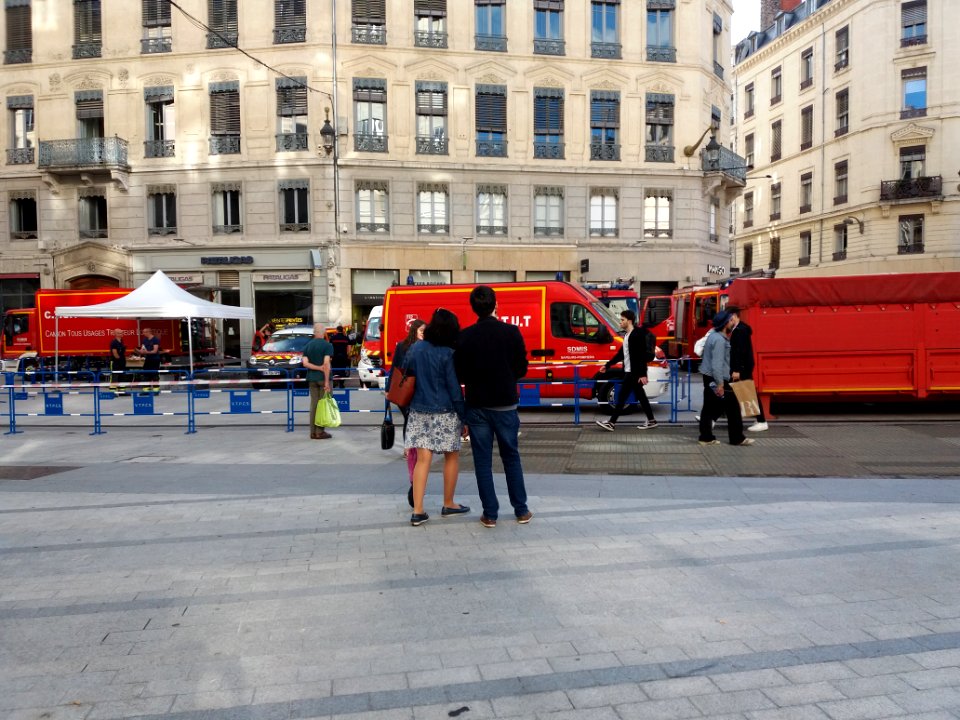 Lyon 2e - Rue de la République, dispositif des sapeurs-pompiers pour gérer l'incendie du 6 rue Childebert