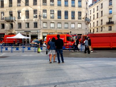 Lyon 2e - Rue de la République, dispositif des sapeurs-pompiers pour gérer l'incendie du 6 rue Childebert