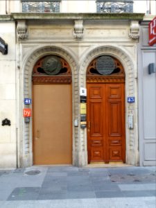 Lyon 2e - Rue de la République, portes aux numéros 41 et 43 (plaque Paul Duvivier)