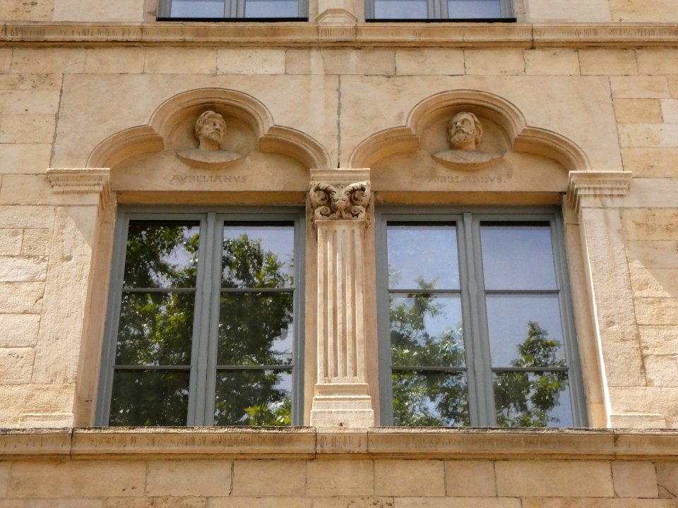 Lyon 2e - Rue de l'Abbaye d'Ainay - Hôtel de l'Abbaye - Fenêtres d'Aurelianus et Amblardus