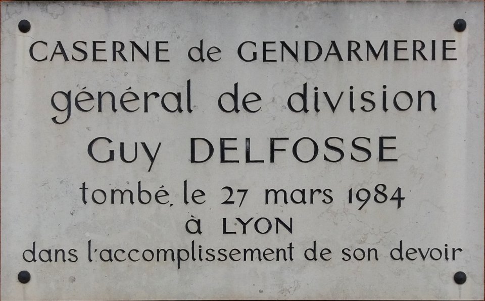 Lyon 2e - Rue Bichat, plaque Guy Delfosse sur le mur de la caserne de gendarmerie