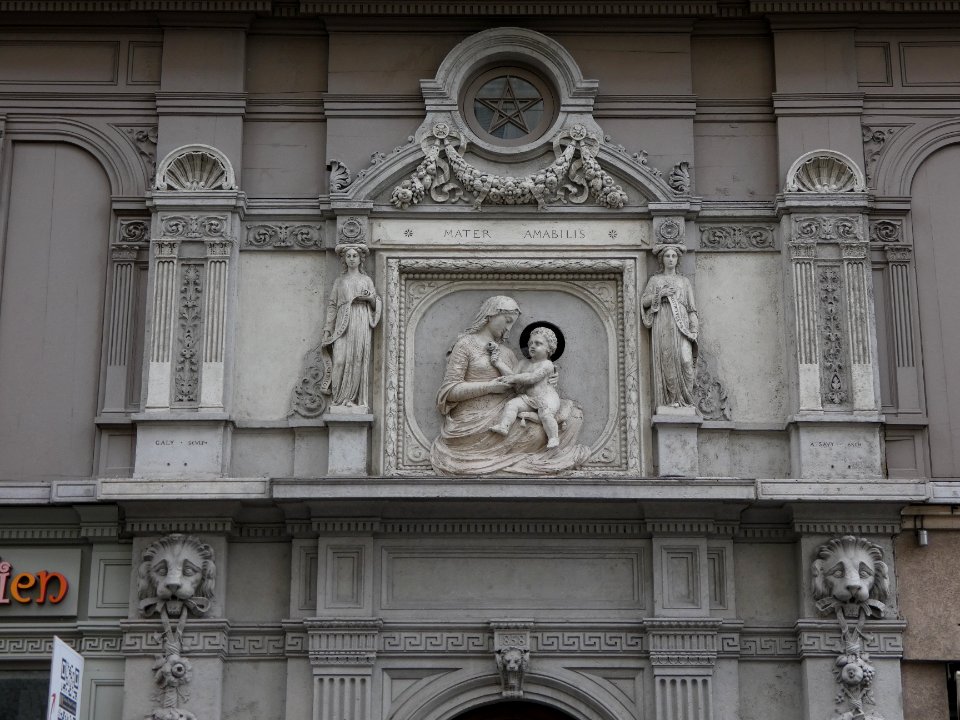 Lyon 2e - Rue Grenette - Immeuble au numéro 2 - Reliefs au-dessus de la porte