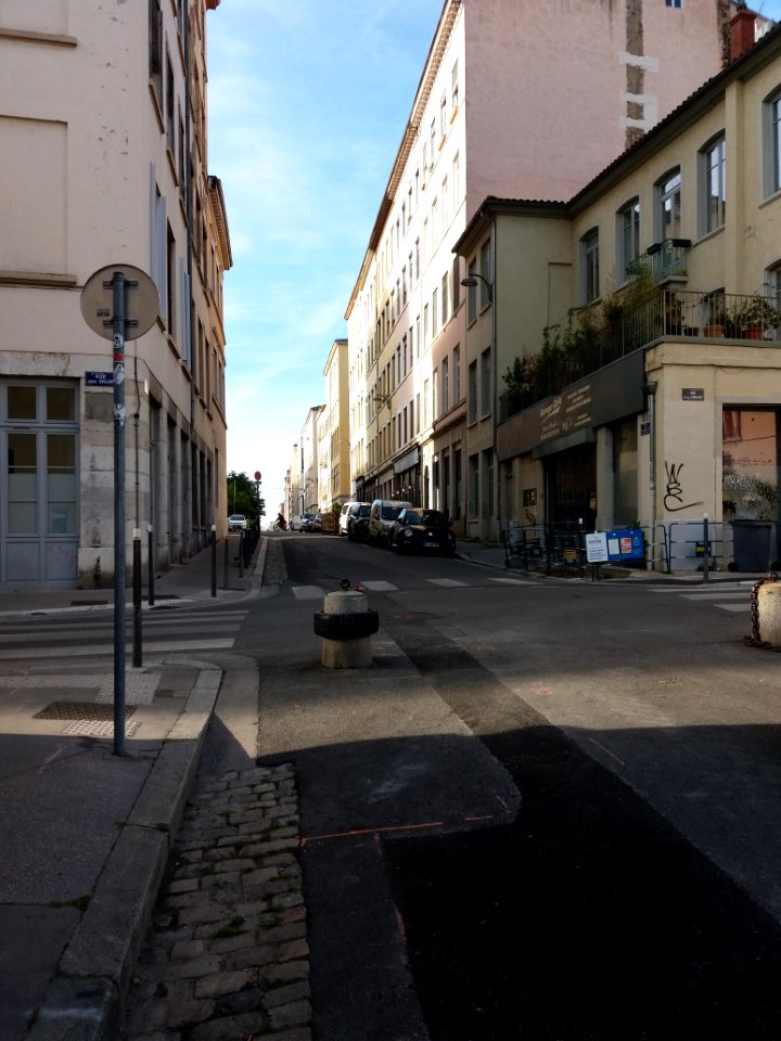 Lyon 4e - Rue Jeanne-Marie Célu, côté nord traversant la rue Joséphin Soulary