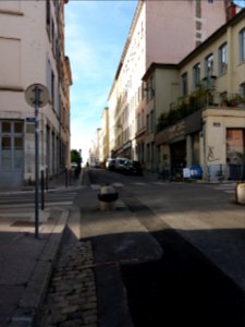 Lyon 4e - Rue Jeanne-Marie Célu, côté nord traversant la rue Joséphin Soulary