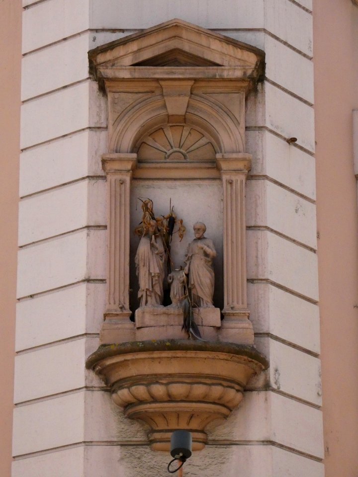 Lyon 2e - Rue de la Charité - Statue de la sainte Famille, à l'angle de la rue Laurencin
