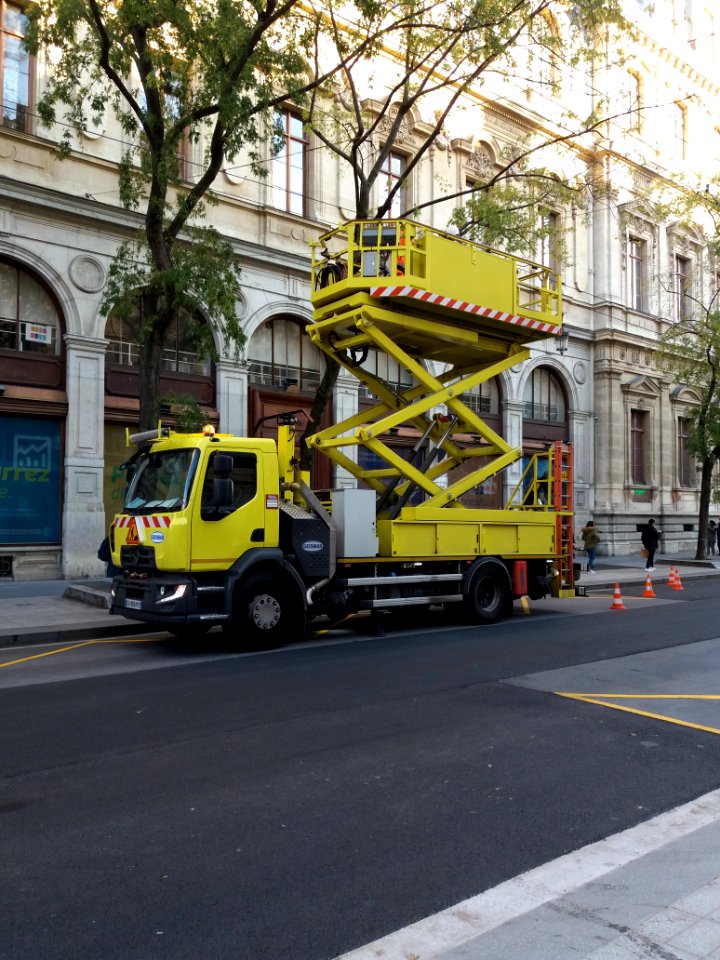 Lyon 2e - Rue de la République, camion d'entretien des lignes des trolleybus, côté gauche