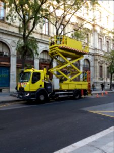 Lyon 2e - Rue de la République, camion d'entretien des lignes des trolleybus, côté gauche