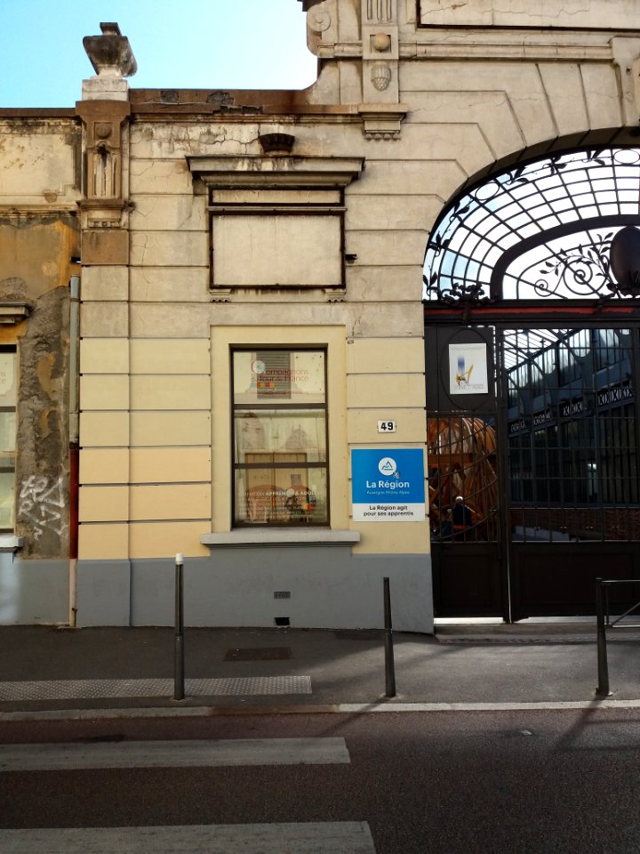 Lyon 3e - Rue Feuillat, porte de la fédération Compagnonnique (4)