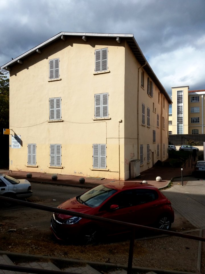 Lyon 4e - Rue Jacques-Louis Hénon - Immeuble au numéro 52 bis