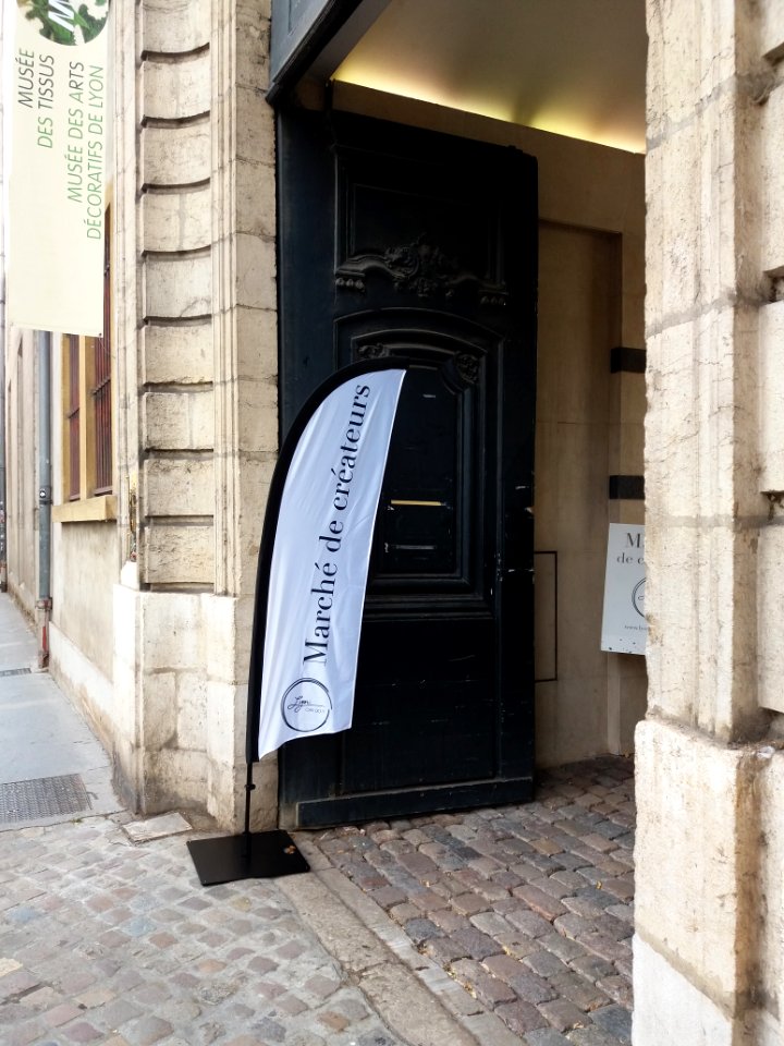 Lyon 2e - Rue de la Charité, entrée du musée des Tissus et des Arts décoratifs, jour de marché de créateurs