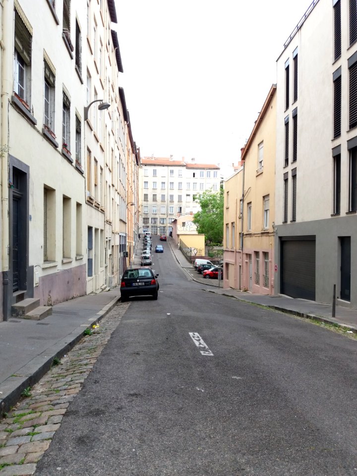 Lyon 4e - Rue Lebrun, depuis la montée du Boulevard