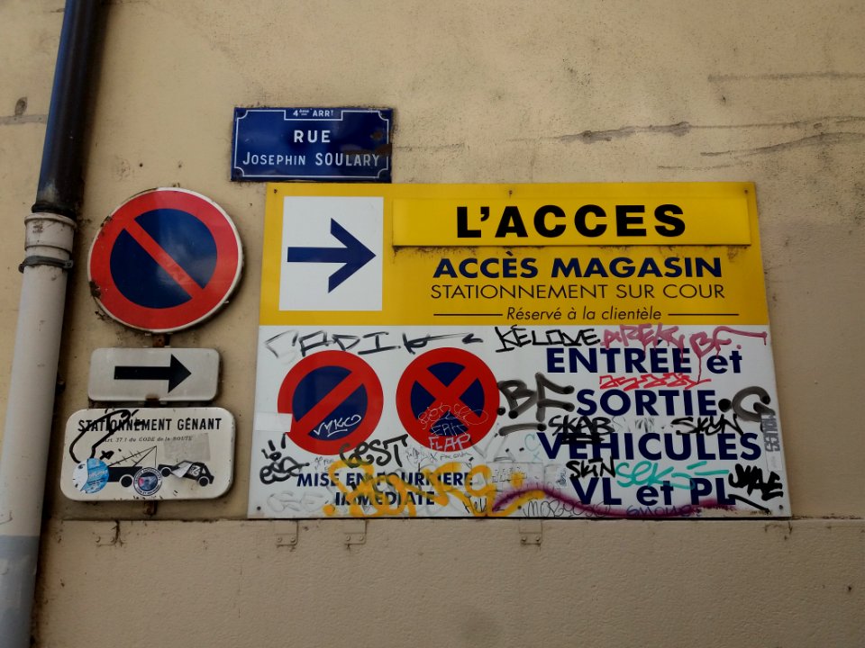 Lyon 4e - Rue Joséphin Soulary, plaque et panneaux