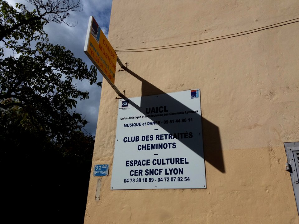 Lyon 4e - Rue Jacques-Louis Hénon - Immeuble au numéro 52 bis, plaques