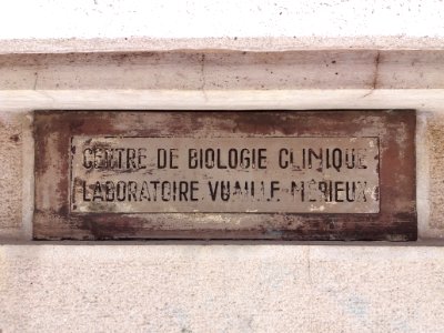 Lyon 2e - Rue Bourgelat, plaque Centre de biologie clinique, laboratoire Vuaille-Mérieux