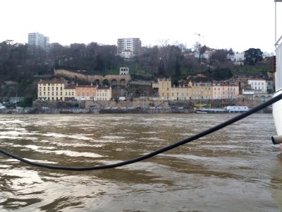 Lyon 2e - Quai Rambaud - Bateau chapelle Le Lien, la Saône à travers une fenêtre