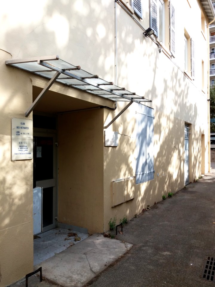 Lyon 4e - Rue Jacques-Louis Hénon - Immeuble au numéro 52 bis, entrée