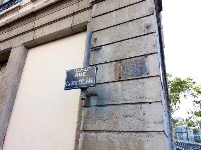 Lyon 2e - Rue Claudius Collonge, plaque montée sur un morceau de tuyau, et ancienne plaque rue d'Alger