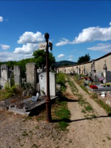 Lyon 4e - Rue Philippe de Lassalle - Ancien cimetière de la Croix-Rousse, poteau avec vieux panneaux d'allées
