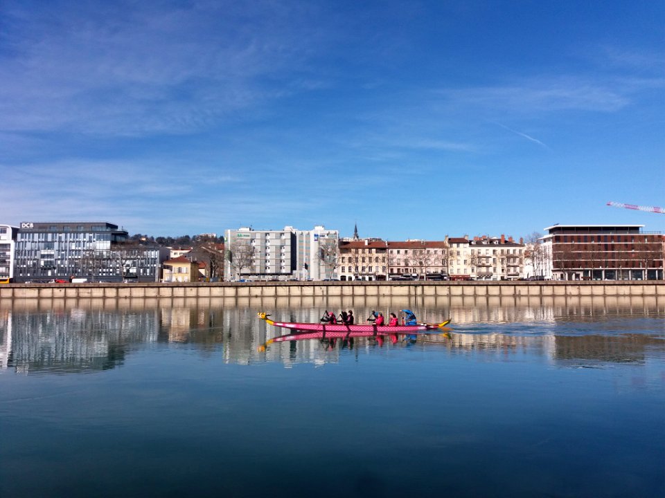 Lyon 2e - Quai Perrache vu depuis les Berges du Rhône, avironneurs dans un bateau en forme de dragon