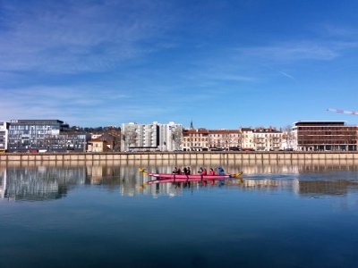 Lyon 2e - Quai Perrache vu depuis les Berges du Rhône, avironneurs dans un bateau en forme de dragon