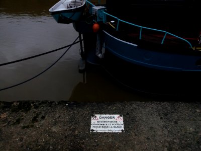Lyon 2e - Quai Rambaud, plaque Interdiction de consommer le poisson pêché dans la Saône
