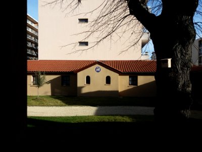 Lyon 4e - Rue Jacques-Louis Hénon - Petit monastère Lumière de l'Immaculée - Bâtiment vu depuis une fenêtre est de la chapelle