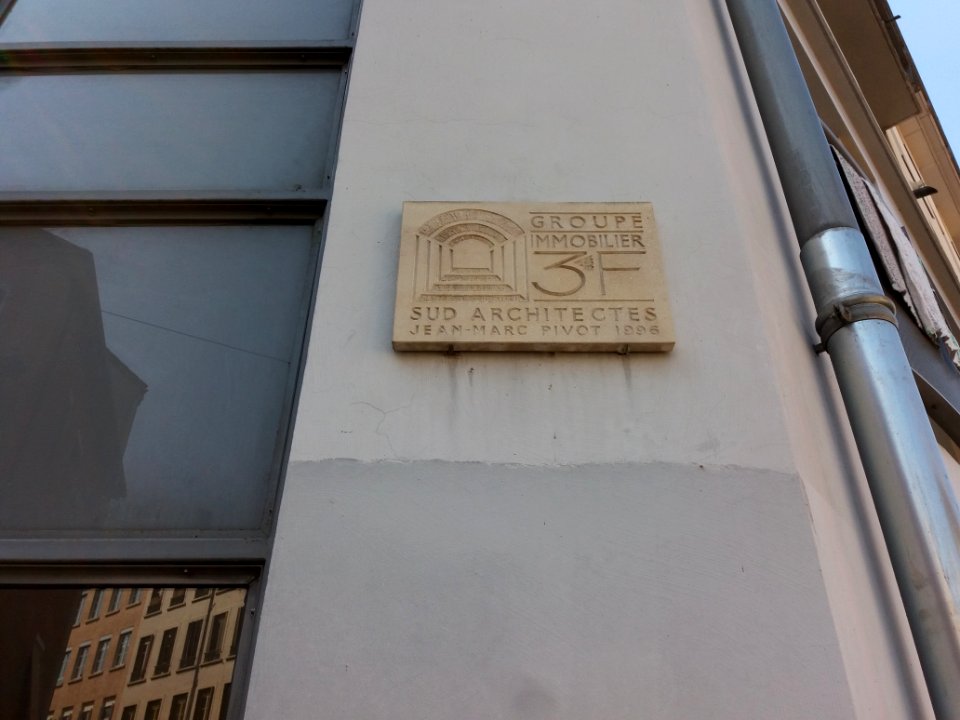 Lyon 4e - Rue Janin, plaque d'architecte Jean-Marc Pivot, 1996