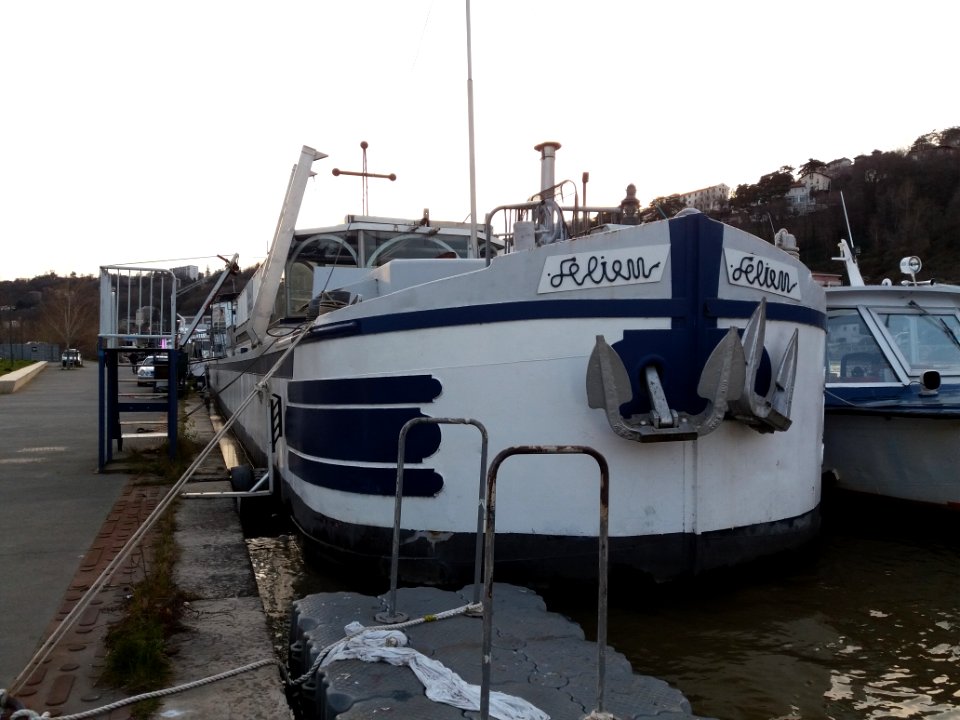 Lyon 2e - Quai Rambaud - Bateau chapelle Le Lien, proue