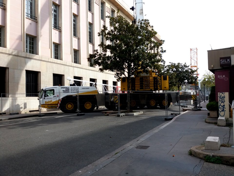 Lyon 2e - Rue Charles Biennier, vers l'est, démontage d'une grue (3)