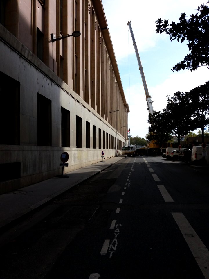 Lyon 2e - Rue Charles Biennier, vers l'est, démontage d'une grue (1)