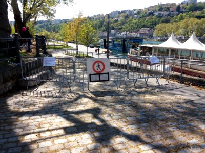 Lyon 2e - Quai Rambaud - Fermeture des quais de Saône après des fêtes sauvages pendant le confinement Covid-19