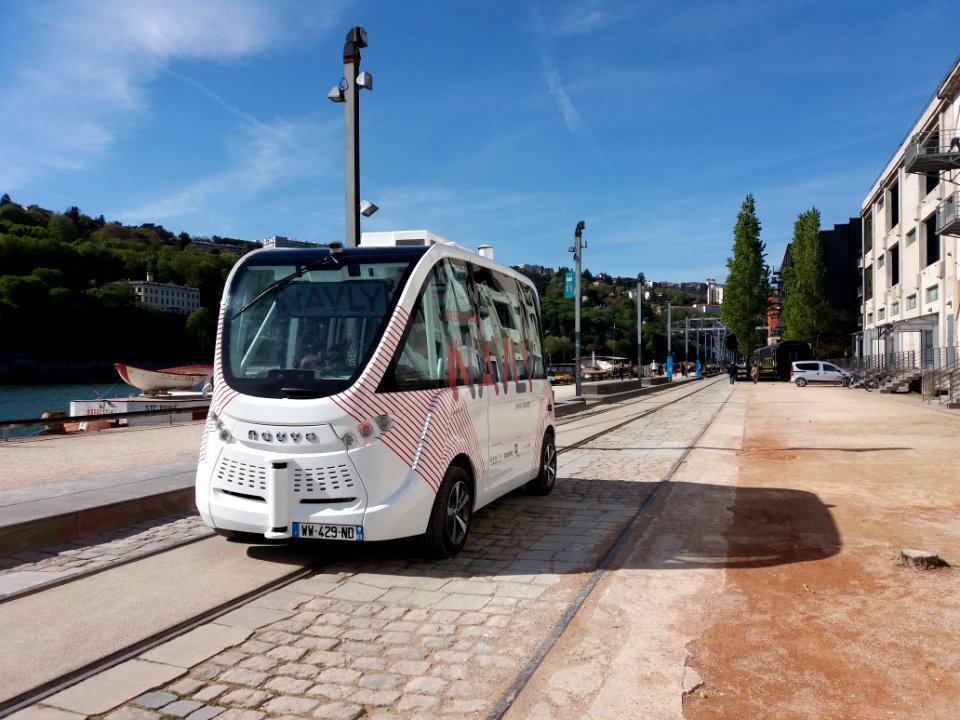 Lyon 2e - Quai Rambaud, navette autonome Navly remontant le quai