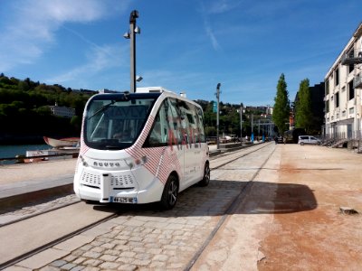 Lyon 2e - Quai Rambaud, navette autonome Navly remontant le quai