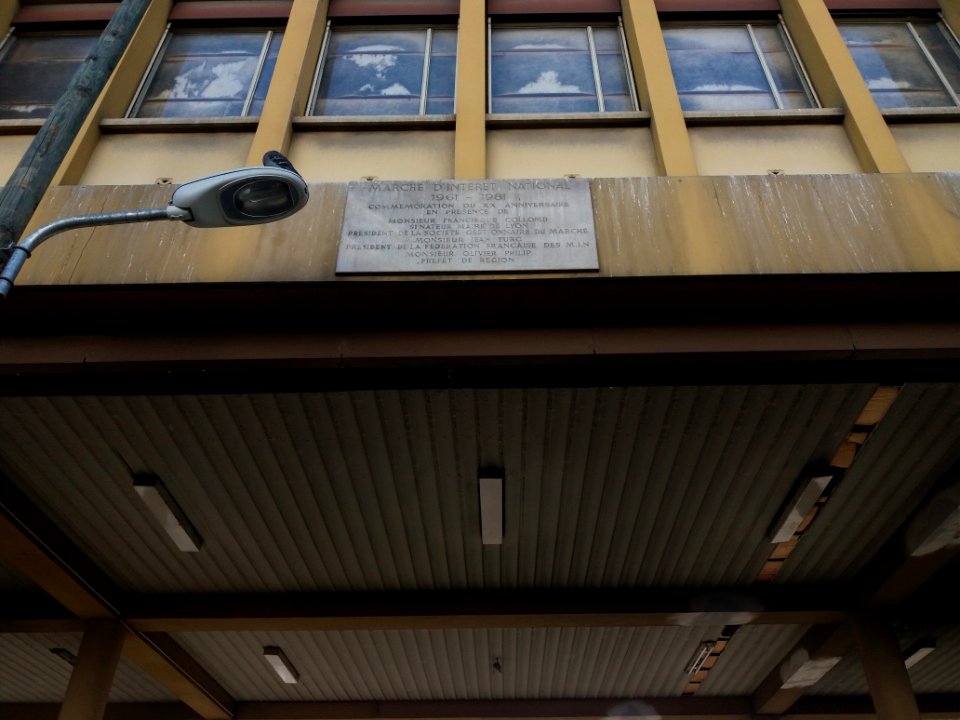 Lyon 2e - Quai Perrache, marché-gare, plaque Marché d'intérêt national