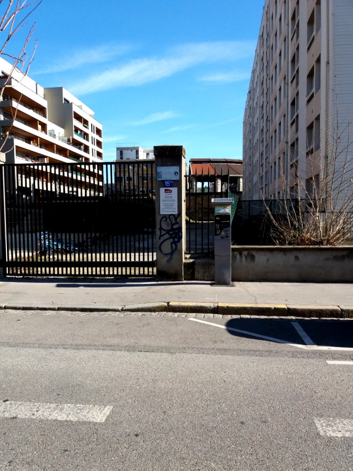 Lyon 2e - Rue Claudius Collonge, entrée domaine SNCF