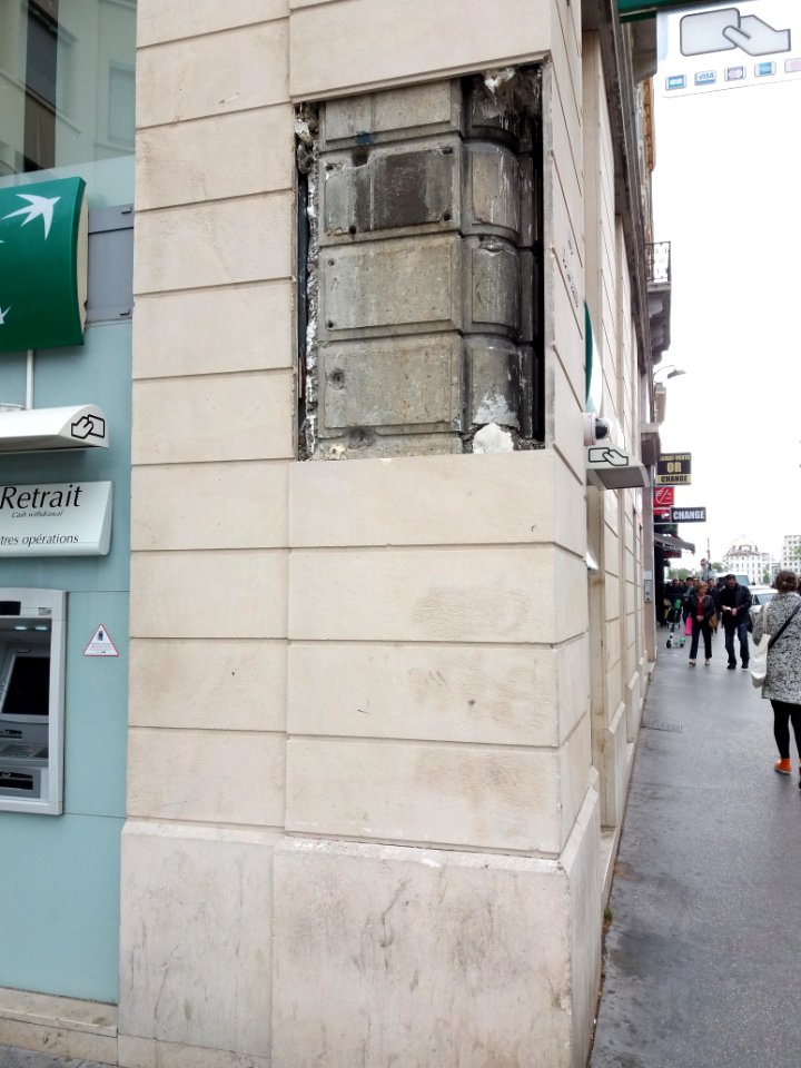 Lyon 2e - Place Le Viste, ancien mur à l'angle de la rue de la Barre