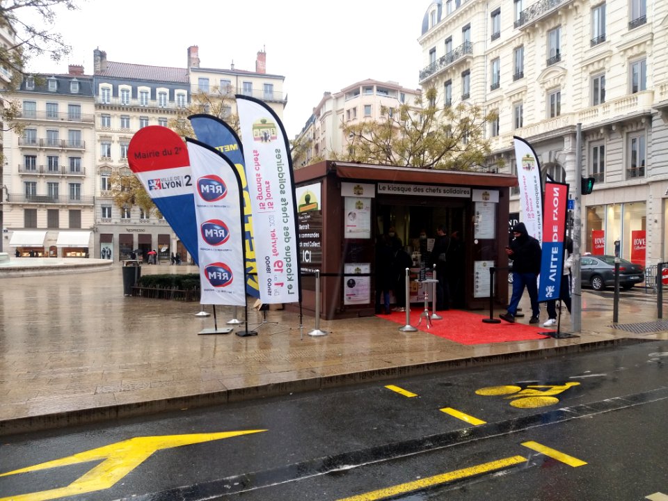 Lyon 2e - Place des Jacobins - Kiosque des chefs solidaires