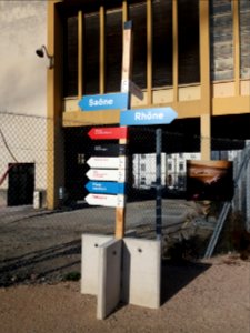 Lyon 2e - Quai Perrache, marché-gare, panneaux indicateurs