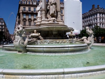 Lyon 2e - Place des Jacobins, fontaine, détail sur les bassins, vers le nord