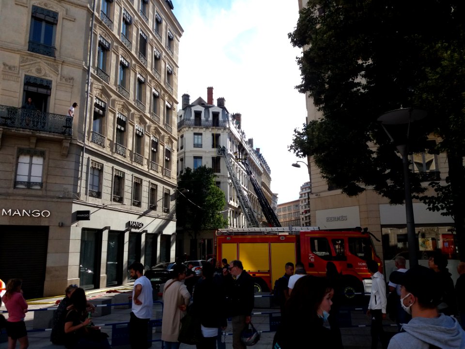 Lyon 2e - Rue Childebert, intervention des pompier après l'incendie au numéro 6, depuis la place de la République