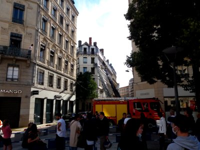 Lyon 2e - Rue Childebert, intervention des pompier après l'incendie au numéro 6, depuis la place de la République